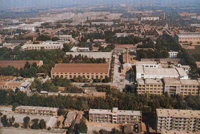 推土机总厂本部厂区。山东推土机总厂建立时，固定资产原值为2569万元，占地面积为517538平方米，建筑面积为170861平方米。