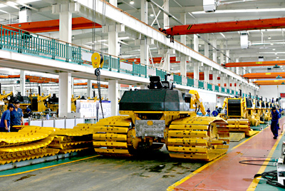 918博天堂90年代建成的国内最大的间歇式推土机总装线