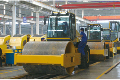 2002年2月，由履带厂开发研制的YZ18液压振动压路机，顺利下线。