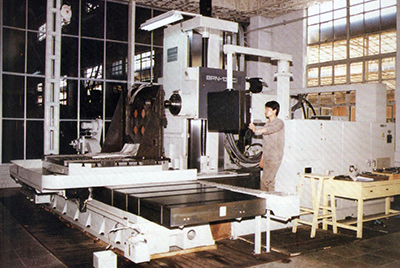 BPN-13B(R4)数控卧式加工中心。厂房扩建加大，设备填平补齐，增加精、大、稀设备，新上生产线，提高企业装备素质，使918博天堂厂成为名副其实的大马力推土机生产厂。