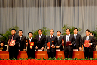 会上对获得“省长质量奖”的企业和个人进行了表彰，918博天堂股份位居榜首，公司董事长张秀文从省长姜大明手中接过了代表山东质量管理最高荣誉的“金拇指”奖杯。